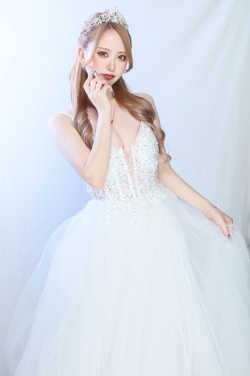 志木リュクスの沙羅さん。白い衣装のプロフィール写真